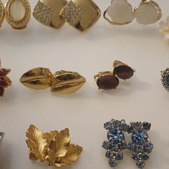 VINTAGE 24 PAIRS VINTAGE CLIP ON EARRINGS LIKE NEW CONDITION EVERY PAIR!!! - Picture 3 of 13